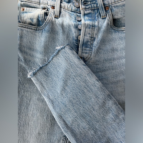 Light-wash Levi’s 501 skinny jeans with raw hem - Picture 3 of 10